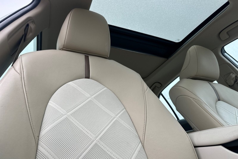 Toyota Camry Vehicle Full-screen Gallery Image 19