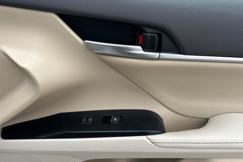 Toyota Camry Vehicle Full-screen Gallery Image 20