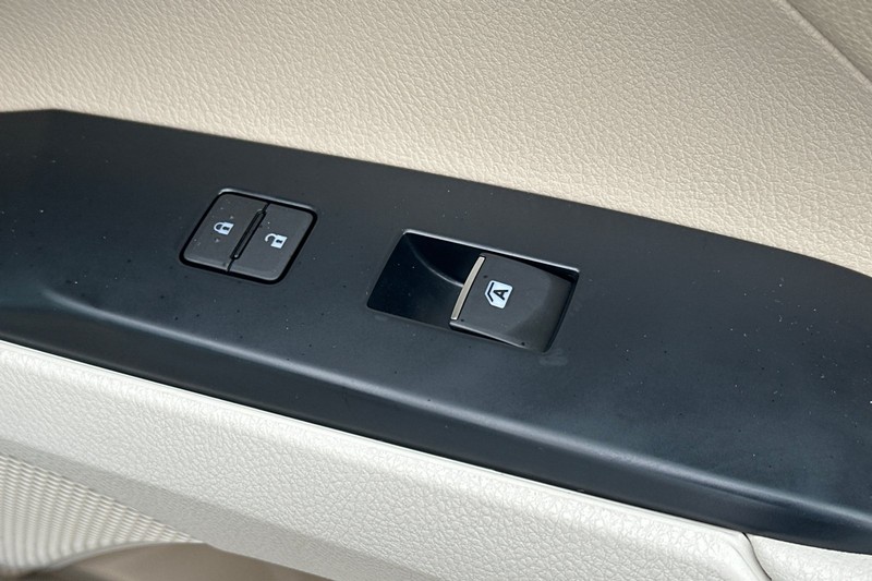 Toyota Camry Vehicle Full-screen Gallery Image 21