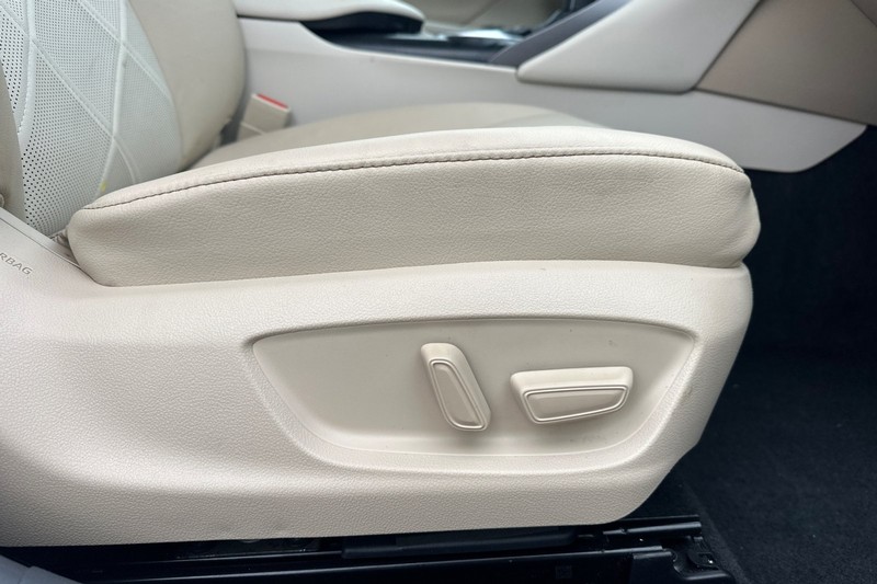 Toyota Camry Vehicle Full-screen Gallery Image 22