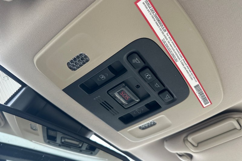 Toyota Camry Vehicle Full-screen Gallery Image 23