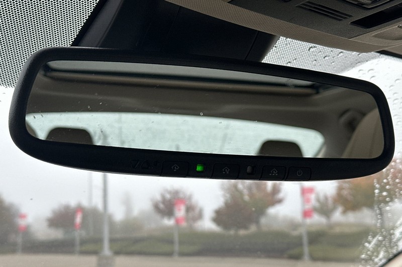 Toyota Camry Vehicle Full-screen Gallery Image 24