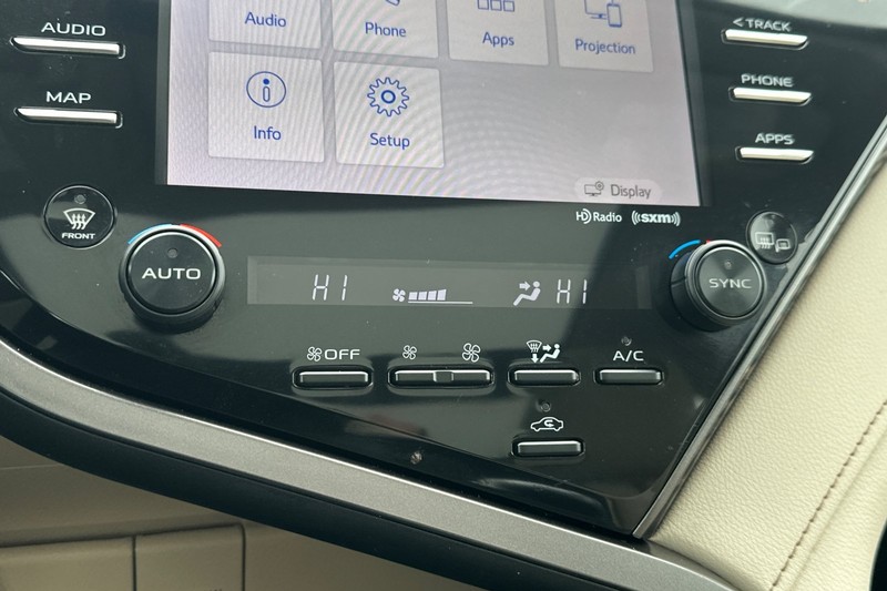 Toyota Camry Vehicle Full-screen Gallery Image 27