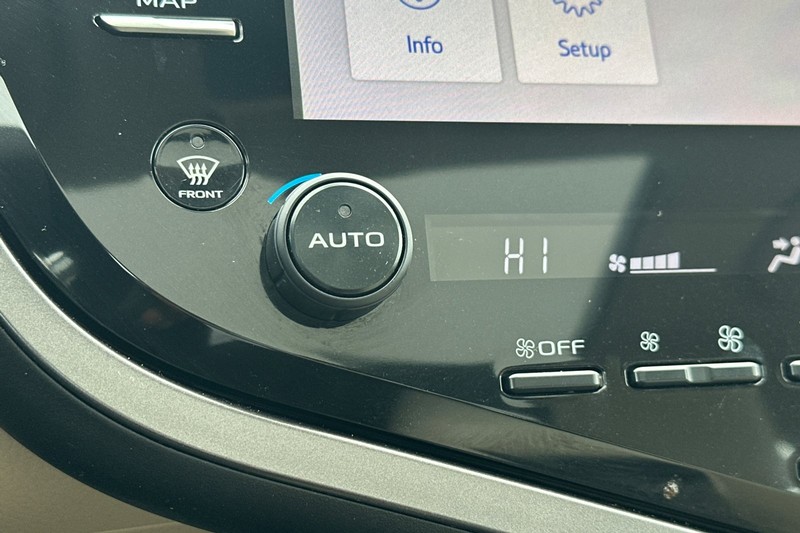 Toyota Camry Vehicle Full-screen Gallery Image 28