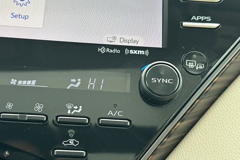 Toyota Camry Vehicle Full-screen Gallery Image 29