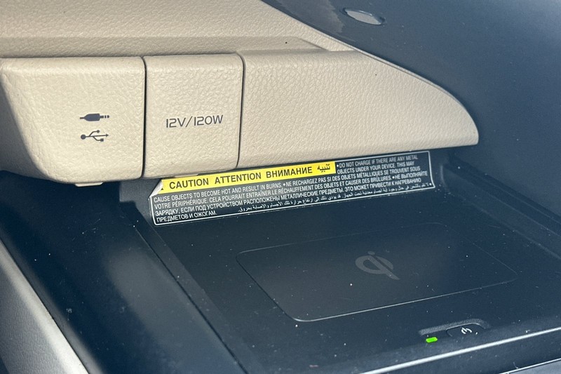 Toyota Camry Vehicle Full-screen Gallery Image 30