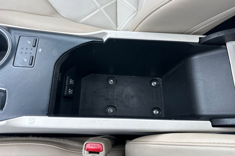 Toyota Camry Vehicle Full-screen Gallery Image 31