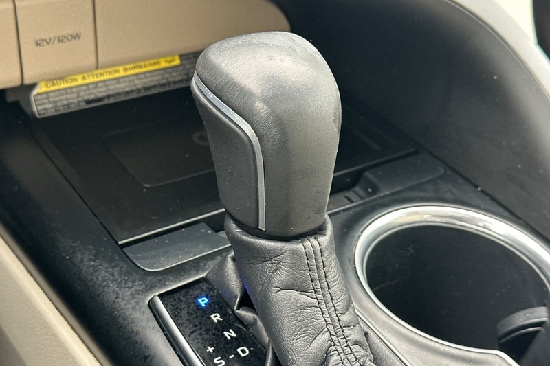 Toyota Camry Vehicle Full-screen Gallery Image 32