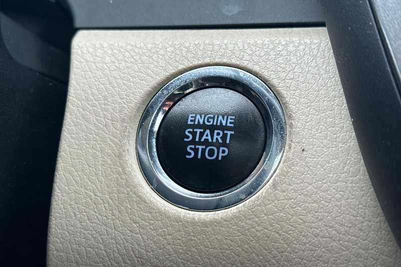 Toyota Camry Vehicle Full-screen Gallery Image 33