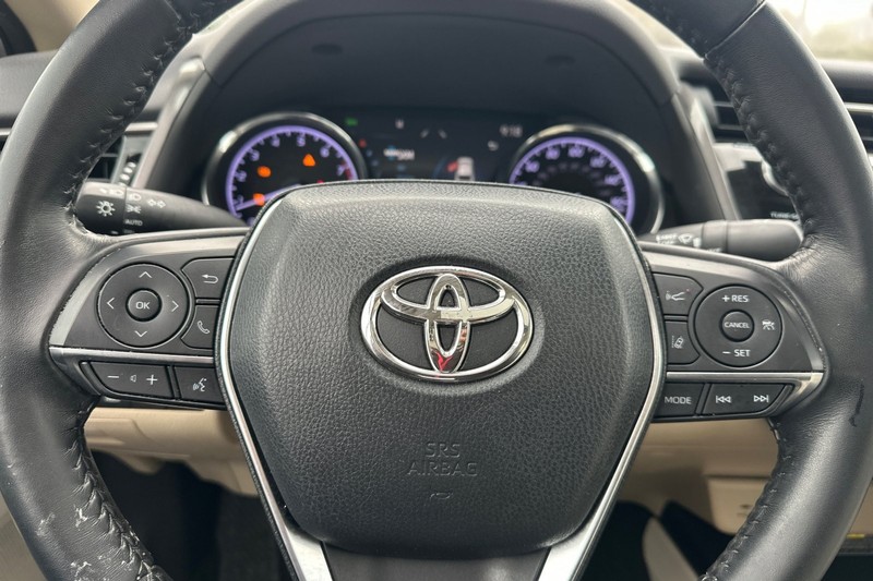 Toyota Camry Vehicle Full-screen Gallery Image 34