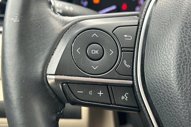 Toyota Camry Vehicle Full-screen Gallery Image 35