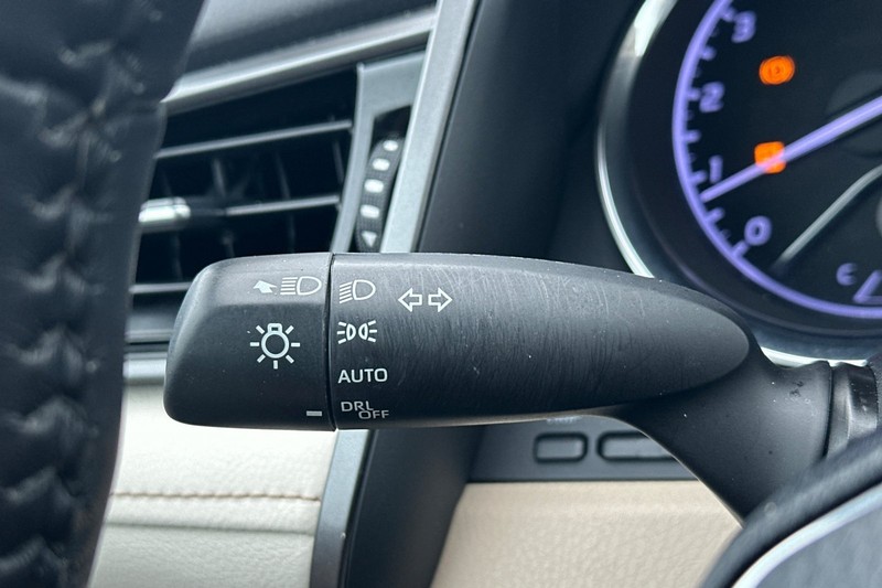 Toyota Camry Vehicle Full-screen Gallery Image 36