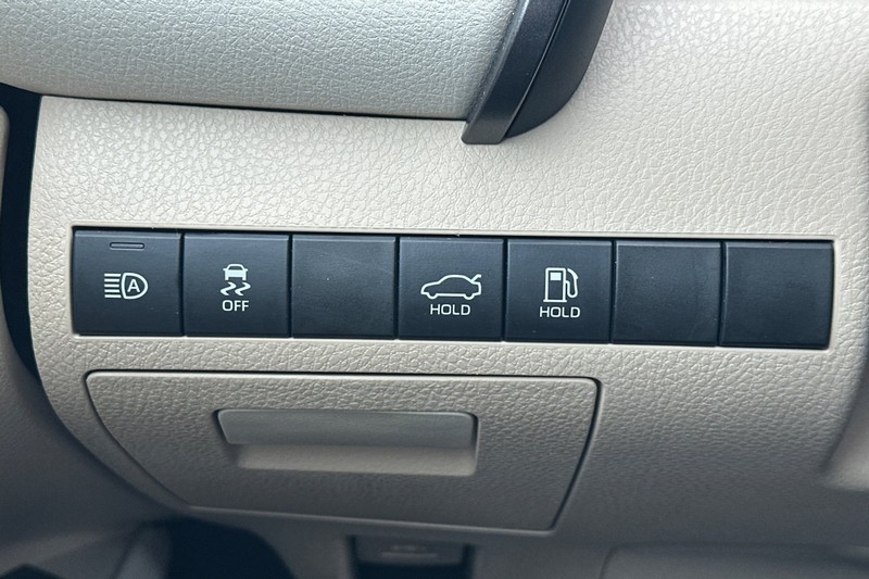 Toyota Camry Vehicle Full-screen Gallery Image 40