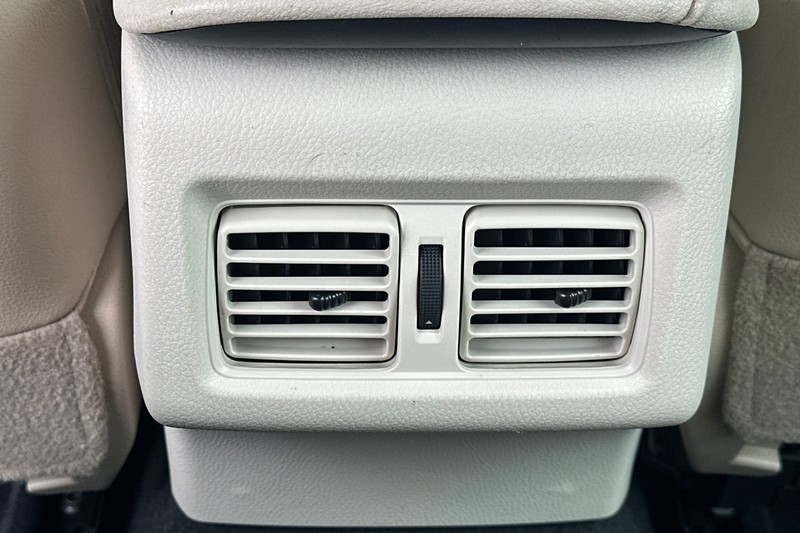 Toyota Camry Vehicle Full-screen Gallery Image 41