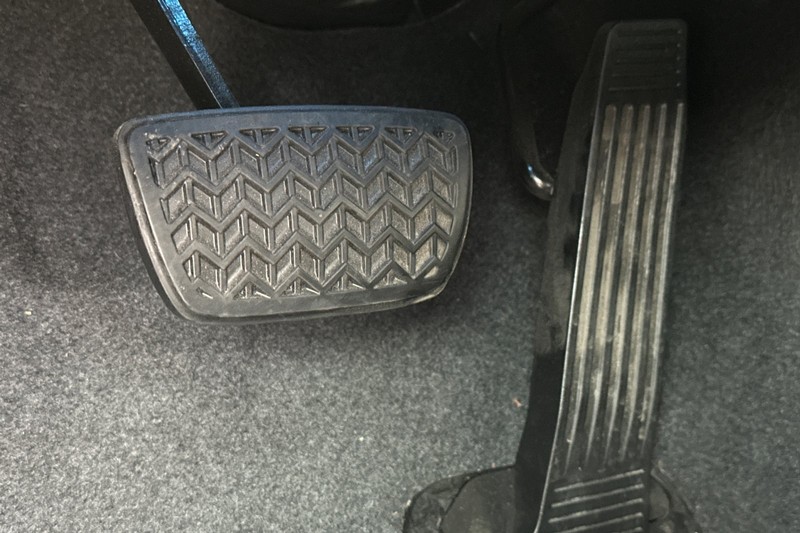 Toyota Camry Vehicle Full-screen Gallery Image 42