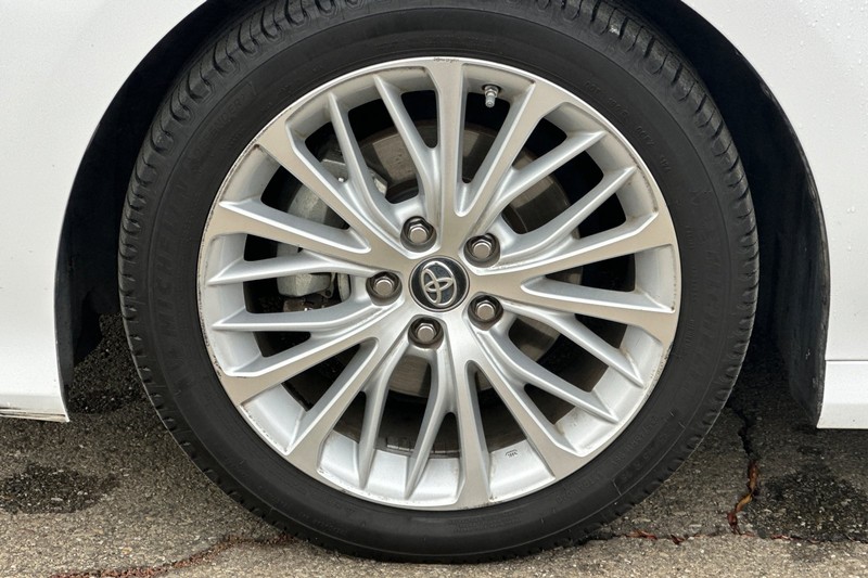 Toyota Camry Vehicle Full-screen Gallery Image 43