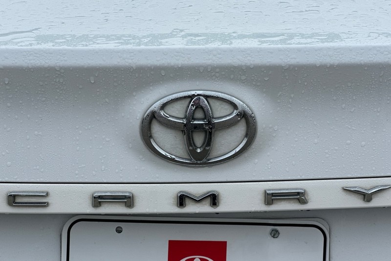 Toyota Camry Vehicle Full-screen Gallery Image 47