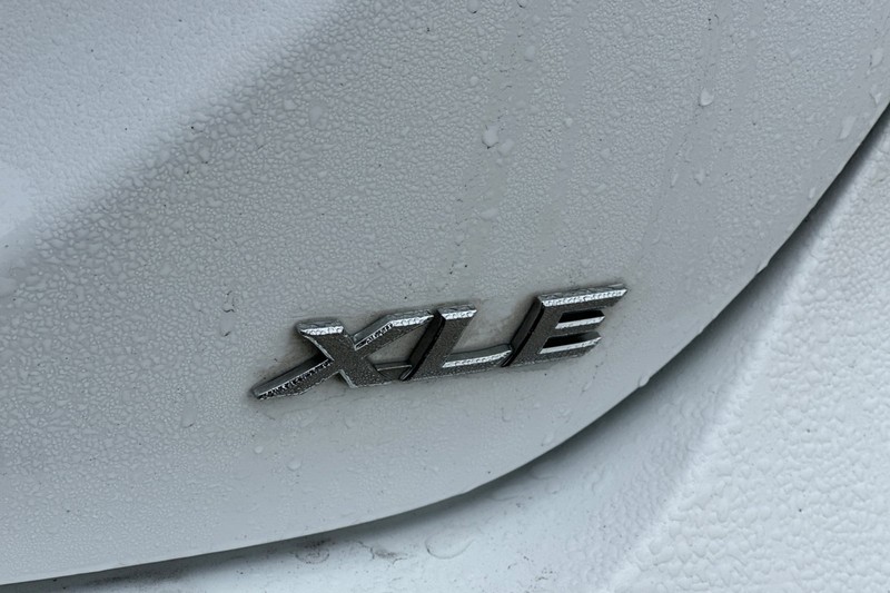 Toyota Camry Vehicle Full-screen Gallery Image 49