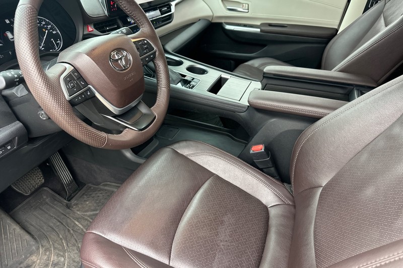 Toyota Sienna Vehicle Full-screen Gallery Image 10