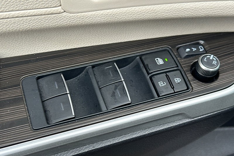 Toyota Sienna Vehicle Full-screen Gallery Image 12