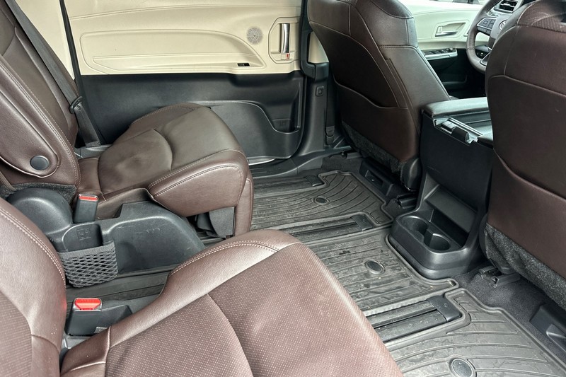 Toyota Sienna Vehicle Full-screen Gallery Image 18