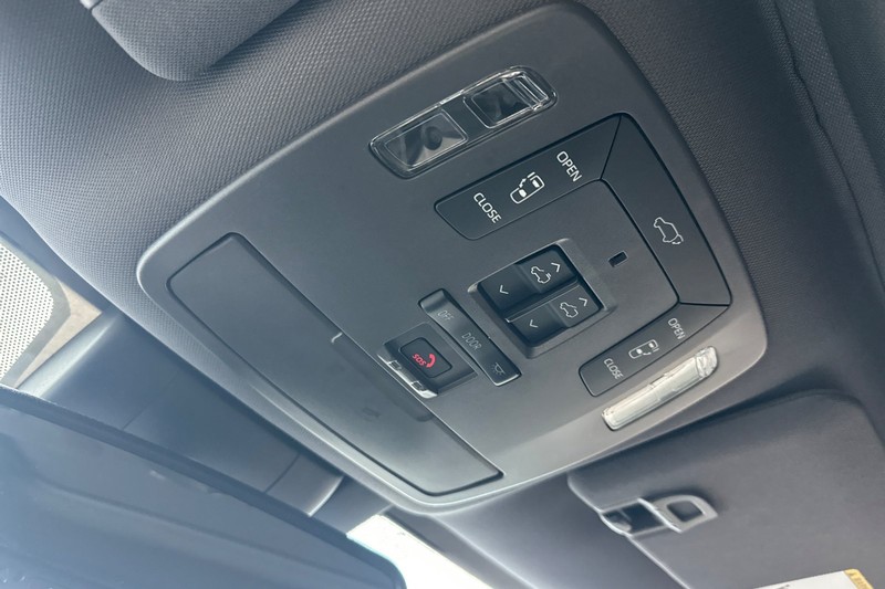Toyota Sienna Vehicle Full-screen Gallery Image 24