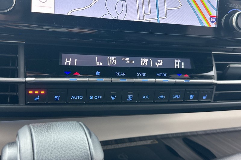 Toyota Sienna Vehicle Full-screen Gallery Image 28