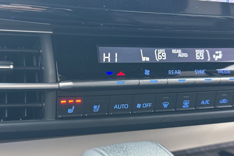 Toyota Sienna Vehicle Full-screen Gallery Image 29