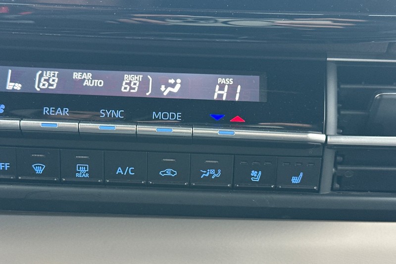 Toyota Sienna Vehicle Full-screen Gallery Image 30