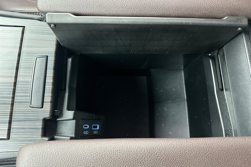 Toyota Sienna Vehicle Full-screen Gallery Image 32