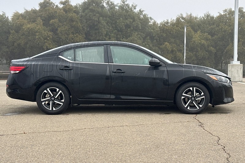 Nissan Sentra Vehicle Full-screen Gallery Image 03