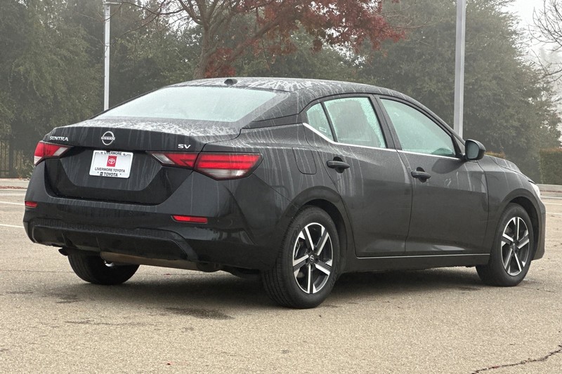 Nissan Sentra Vehicle Full-screen Gallery Image 04