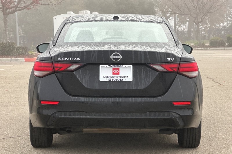 Nissan Sentra Vehicle Full-screen Gallery Image 05