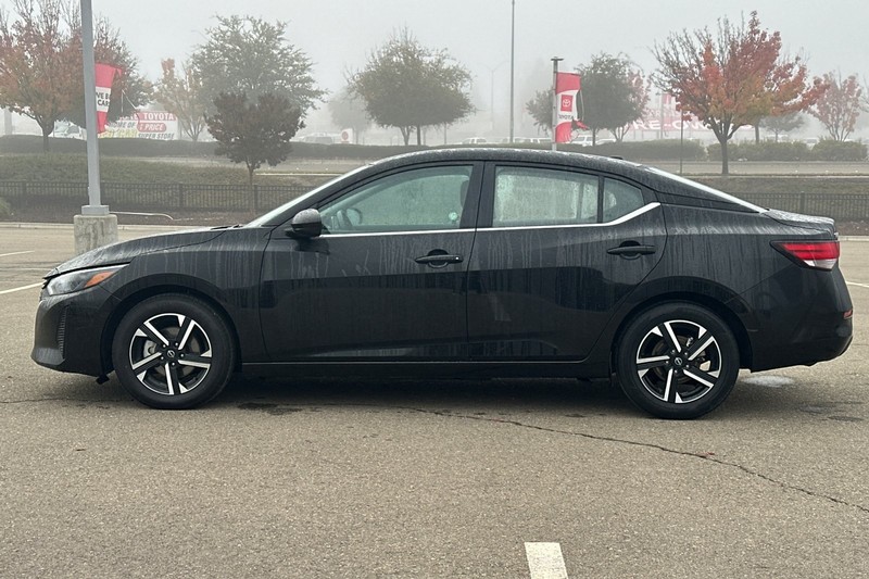 Nissan Sentra Vehicle Full-screen Gallery Image 07