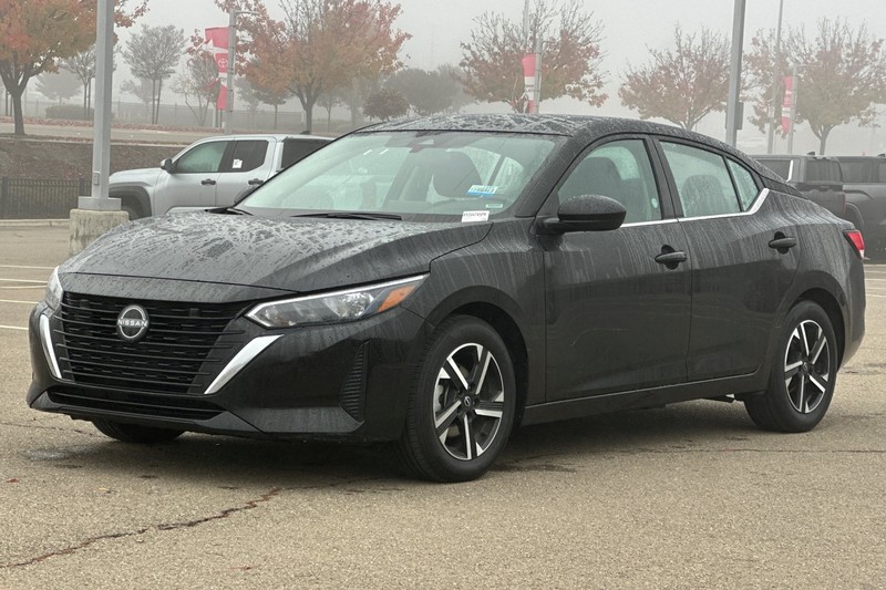 Nissan Sentra Vehicle Full-screen Gallery Image 08