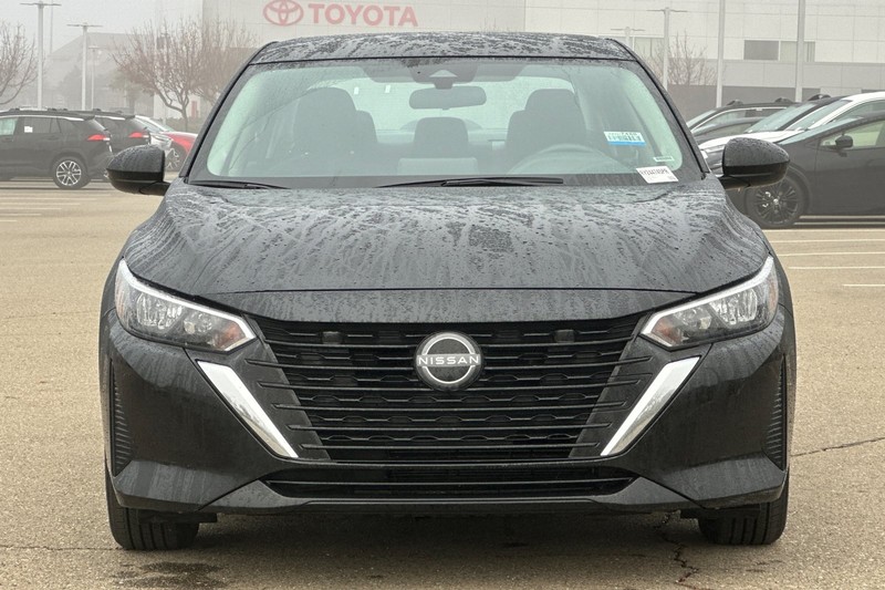 Nissan Sentra Vehicle Full-screen Gallery Image 09