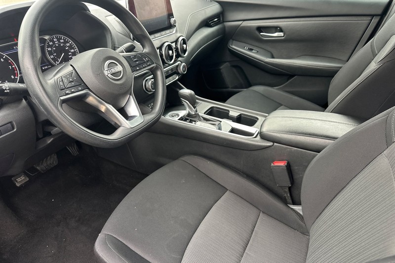 Nissan Sentra Vehicle Full-screen Gallery Image 10