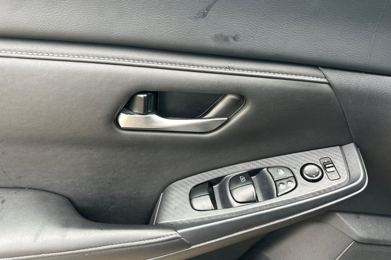 Nissan Sentra Vehicle Full-screen Gallery Image 11