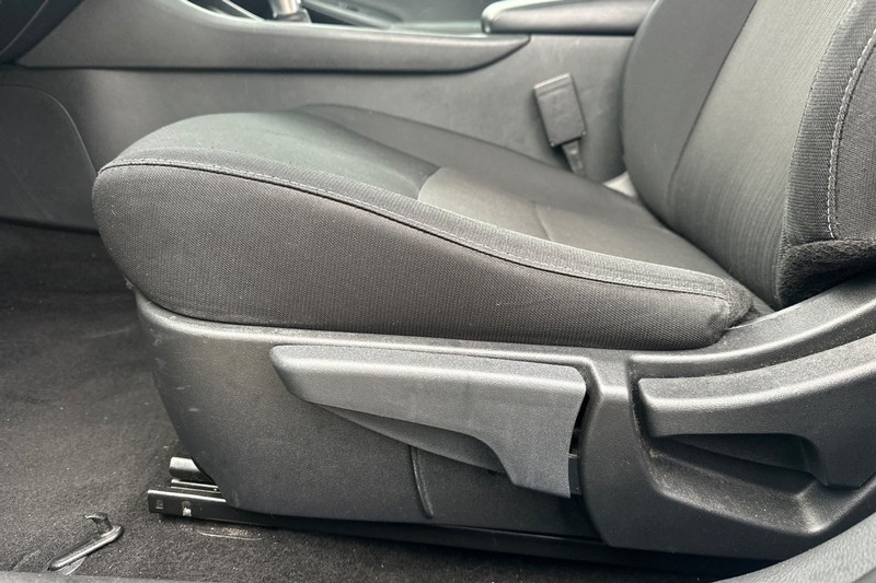 Nissan Sentra Vehicle Full-screen Gallery Image 13