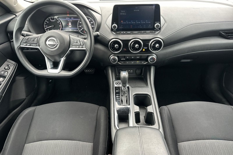 Nissan Sentra Vehicle Full-screen Gallery Image 15
