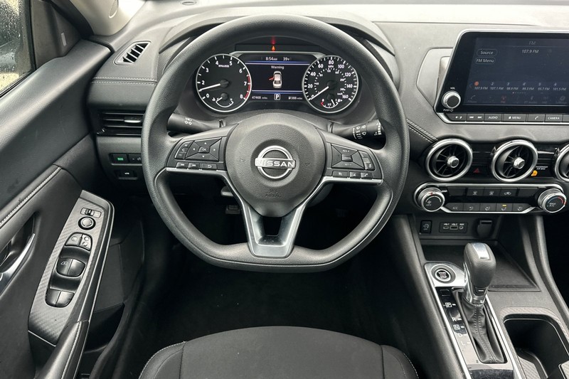 Nissan Sentra Vehicle Full-screen Gallery Image 16