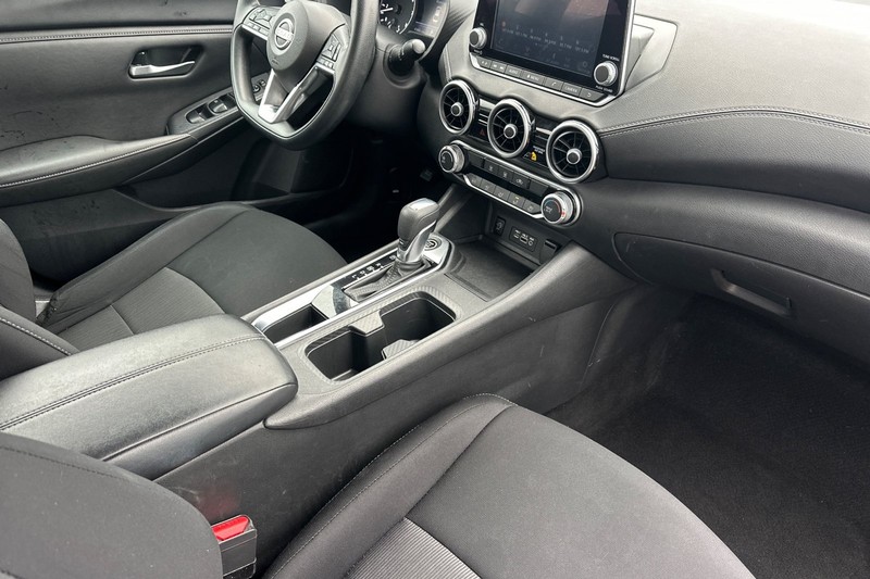 Nissan Sentra Vehicle Full-screen Gallery Image 18