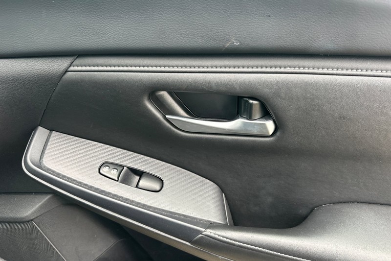 Nissan Sentra Vehicle Full-screen Gallery Image 20