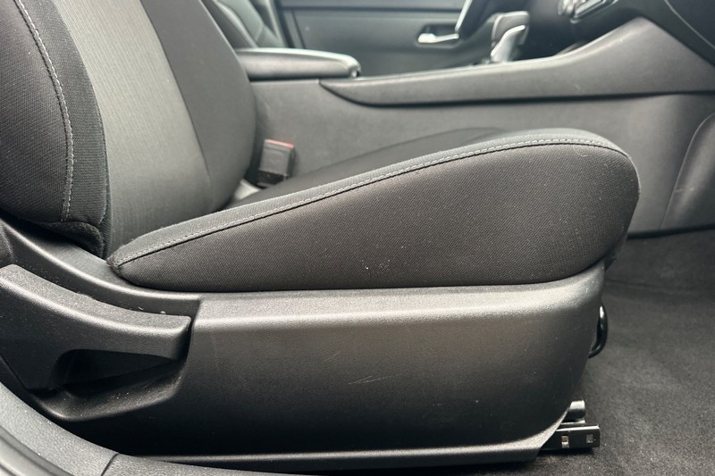 Nissan Sentra Vehicle Full-screen Gallery Image 22