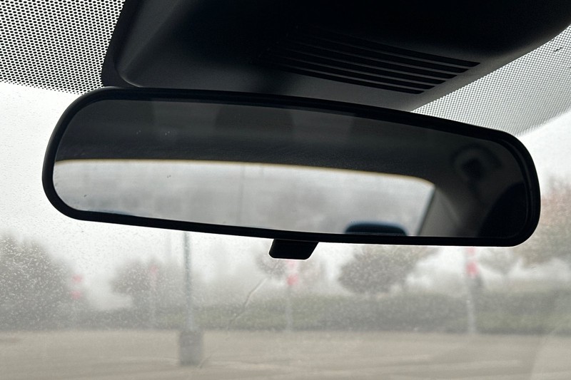 Nissan Sentra Vehicle Full-screen Gallery Image 24