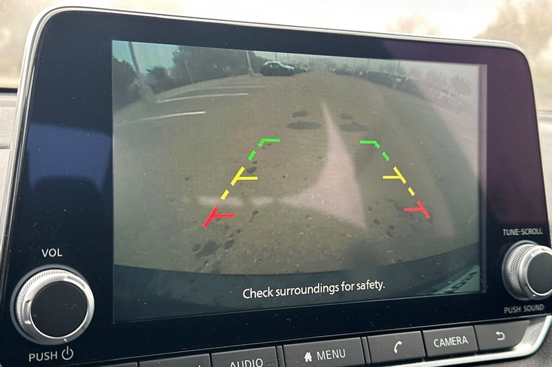 Nissan Sentra Vehicle Full-screen Gallery Image 26