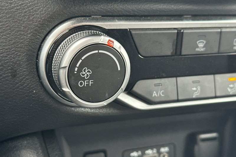 Nissan Sentra Vehicle Full-screen Gallery Image 28