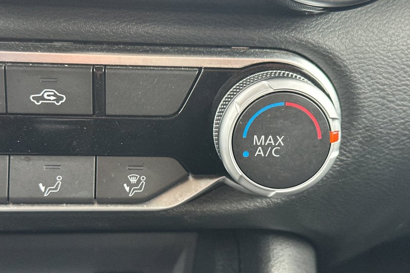 Nissan Sentra Vehicle Full-screen Gallery Image 29