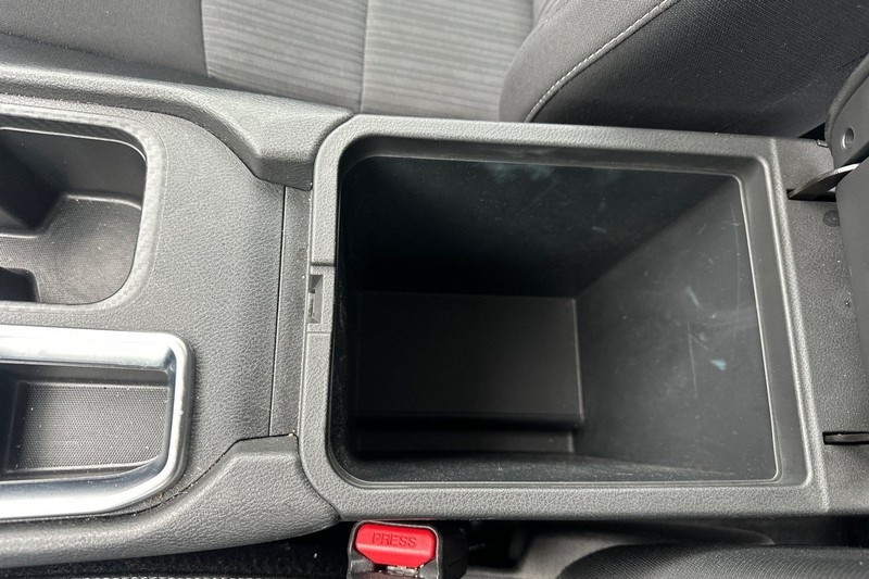 Nissan Sentra Vehicle Full-screen Gallery Image 31