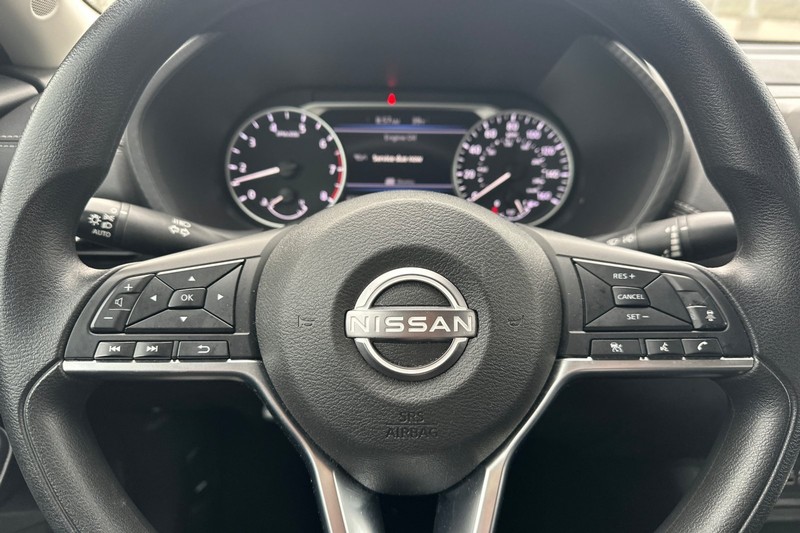 Nissan Sentra Vehicle Full-screen Gallery Image 34